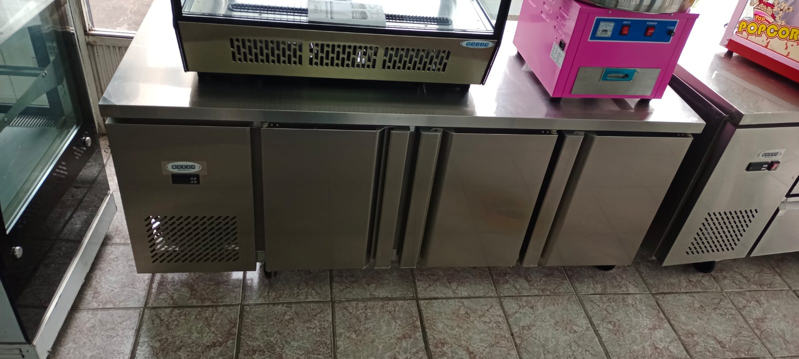 Meson Refrigerado De Trabajo 3Ptas 180Cm Frio Estatico - Bozzo 8