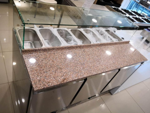Saladette 3 Puertas Cúpula de Vidrio Cubierta de Mármol 7 Depósitos 140 Cm - Bozzo 7