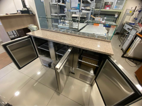 Saladette 3 Puertas Cúpula de Vidrio Cubierta de Mármol 7 Depósitos 140 Cm - Bozzo 9