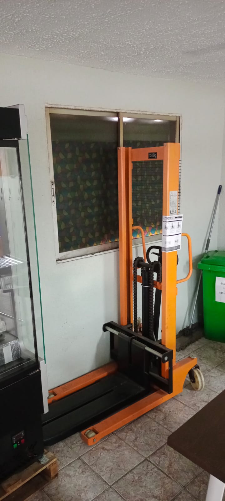 Apilador Manual Hidraulico 1.500 Kg - Bozzo 7