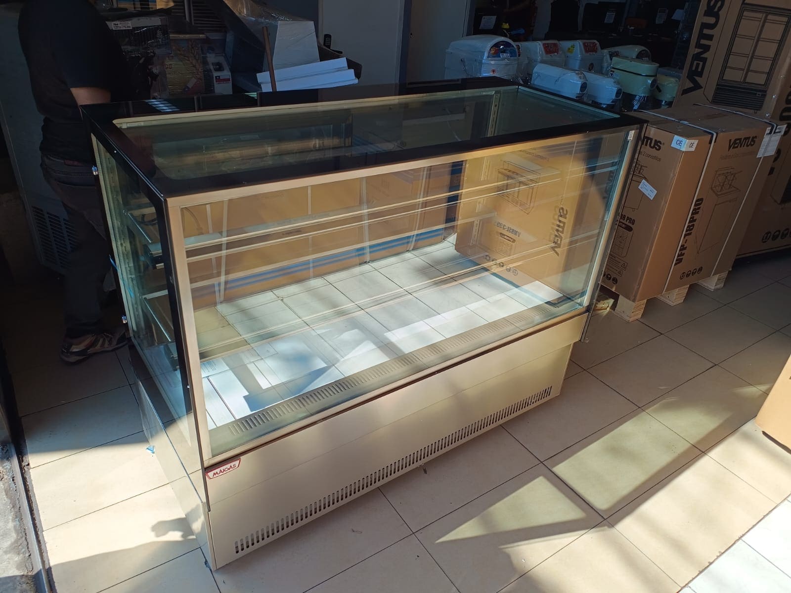 Vitrina Pastelera Recta 1.5 mts - Maigas 1