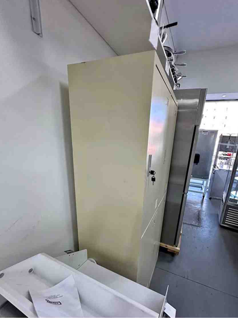 Locker 2 Cuerpos 4 Puertas con Repisas, Espejo y Barra Colgadora - Maigas 10